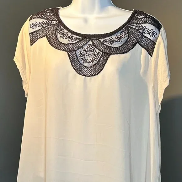 Beautiful cream and black lace shirt for everyday - Picture 3 of 9